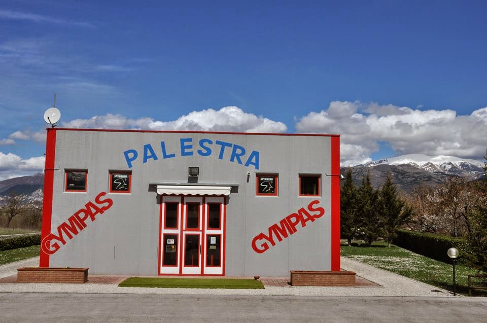 Esterno della Palestra Gympas a Coppito, sullo sfondo i monti dell'Appennino