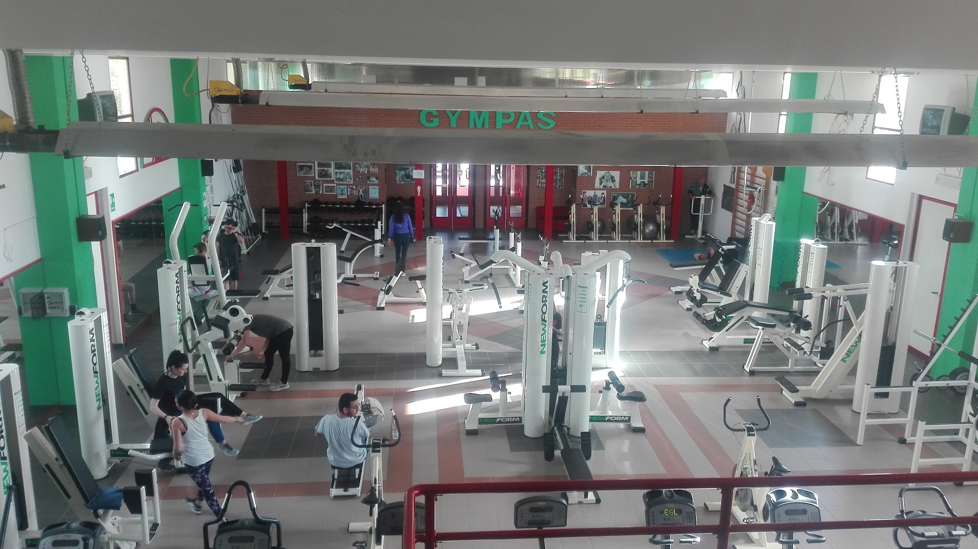 Sala pesi Gympas con soci in allenamento