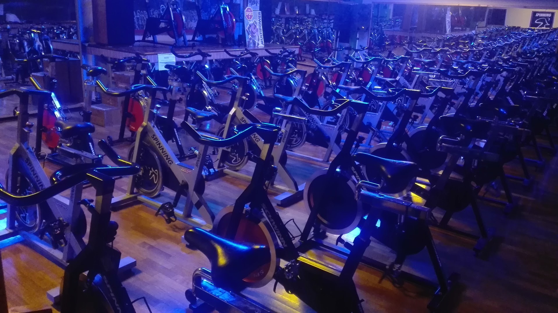 Sala spinning Gympas con file di cyclette